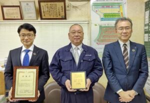 京葉銀行から感謝状授与時の小副川工務店代表と京葉銀行役員の画像